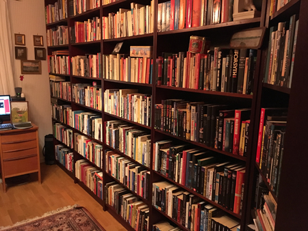 Bokrummets högra sida sett från dörren