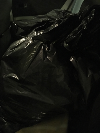 Säckar i bilbaksätet