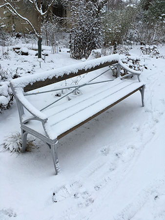 Snöig bänk