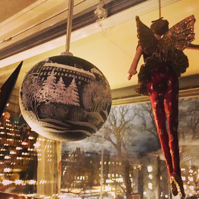 Uppsalakula och älva i vardagsrumsfönstret