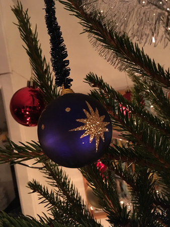 Blå kula och röd kula i granen