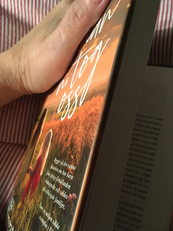 På väg att öppna boken Innan ni tog oss