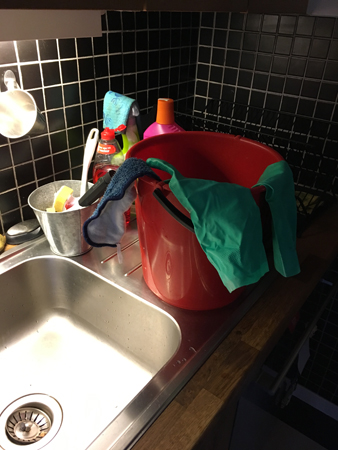 Skurhink och gummihandskar på diskbänken