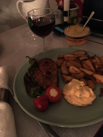 Stekt kyckling med pimientos och potatisklyftor