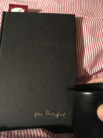 Jan Fridegårdbok och kaffe på sängen