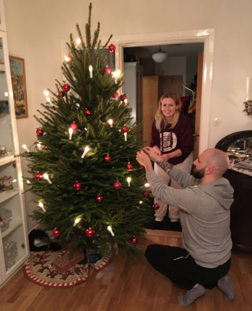 Linn och Jordan klär granen
