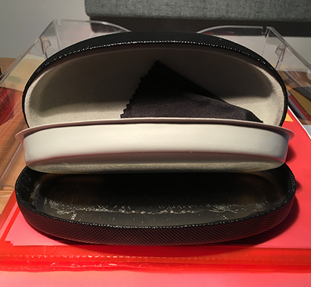 Glasögonfodral trasigt inuti