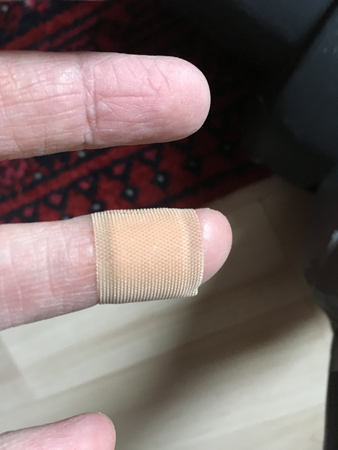 Plåster på fingret