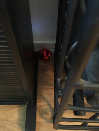 Julgranskula mellan CDskåpet o vinskåpet