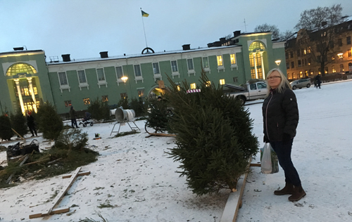 Anna tittar på granar på Vaksala torg