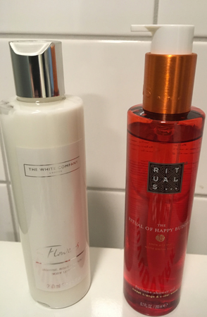 Lotion Flowers från The White Company och duschgel Ritual of happy Buddha från Rituals