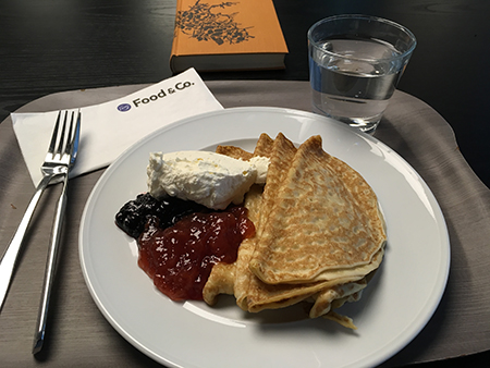 Pannkakor med sylt och grädde