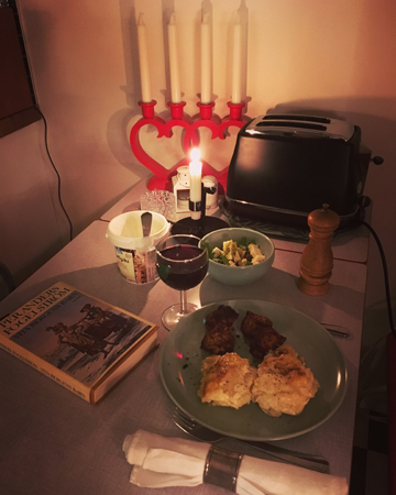 Lördagsmiddag med tänt ljus och bok