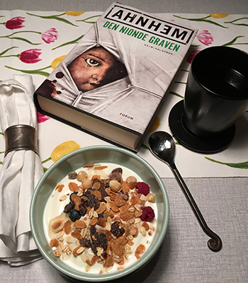 Frukost med boken den nionde graven