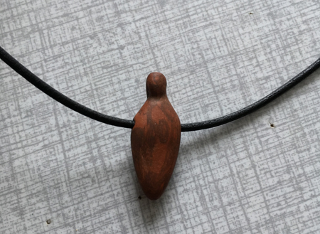 Gudinna i keramik med läderrem