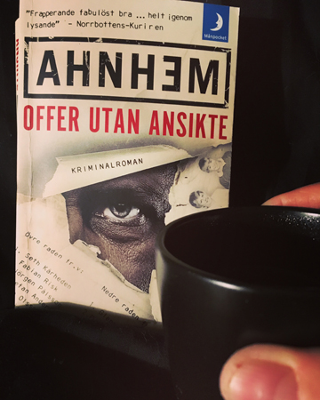 Boken Offer utan ansikte och kaffe på sängen