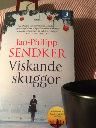 Boken Viskande skuggor och kaffe på sängen