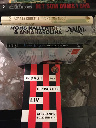 Fyra rätta böcker och en fel från bokus