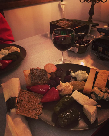 Grekiska delikatesser ostar kex vin