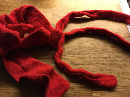 Mammas krympta röda fönstreremsor