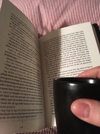Bok och kaffe på sängen