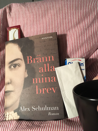 Boken bränn alla mina brev näsdukar nässpray o kaffe på sängen