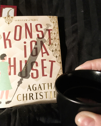 Boken Konstiga huset och kaffe på sängen