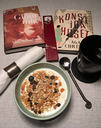 Frukost med böckerna Glöm mig och Konstiga huset