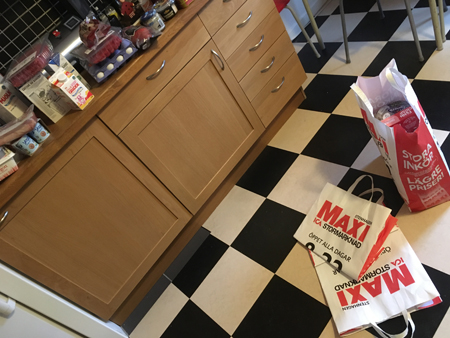 Fler varor från ica maxi på väg att packas upp