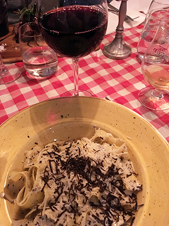 Pasta med tryffelsås och ett glas rött