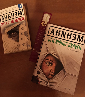 Böckerna Offer utan ansikte och Den nionde graven