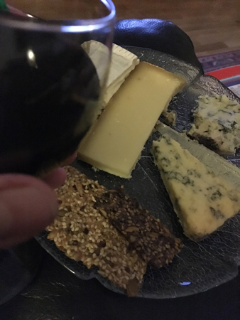 Goda ostar fröknäcke och vin