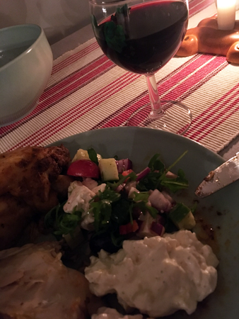 Grillad kyckling med sallad och ett glas vin