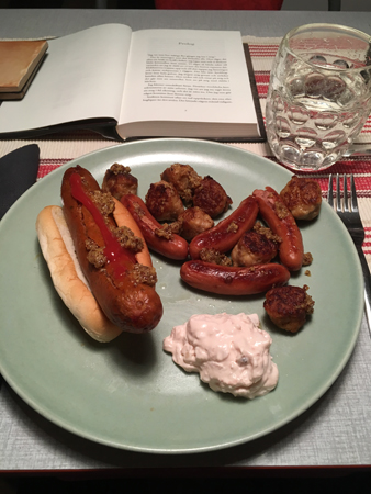 Kalkonkorv med bröd kycklingköttbullar och kalkonetter Kalkonkorv med bröd kycklingköttbullar och kalkonetter