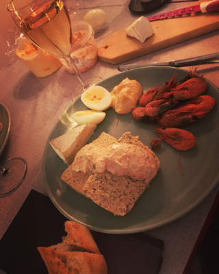 Rökta räkor laxpaté vitt vin