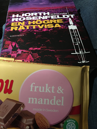 Boken En högre rättvisa och frukt o mandelchoklad Boken En högre rättvisa och frukt o mandelchoklad