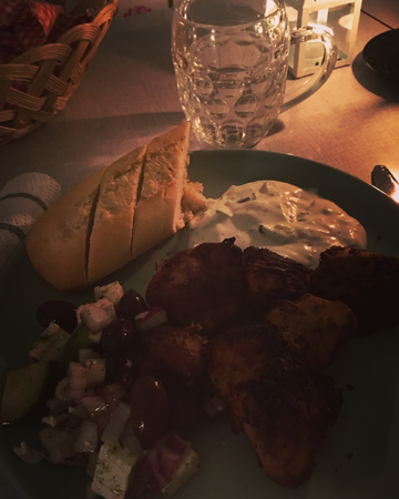 Kolgrilad kyckling sallad tzatziki och bröd