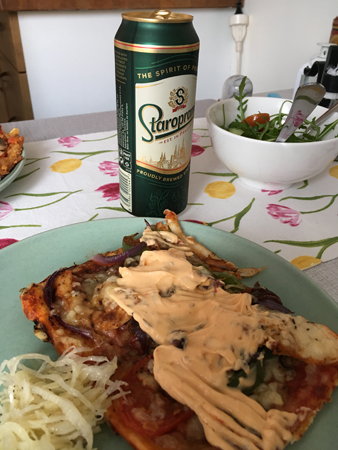 Hemgjord pizza och öl till lunch