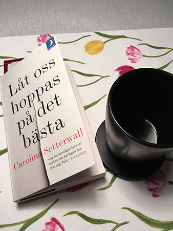 Boken Låt oss hoppas på det bästa och kaffe vid köksbordet