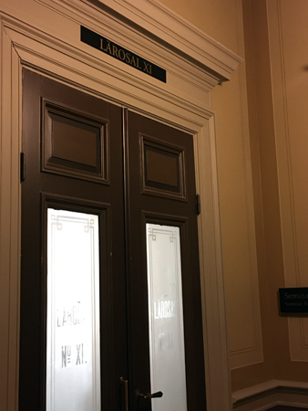 Dörren till lärosal XI i Universitetshuset