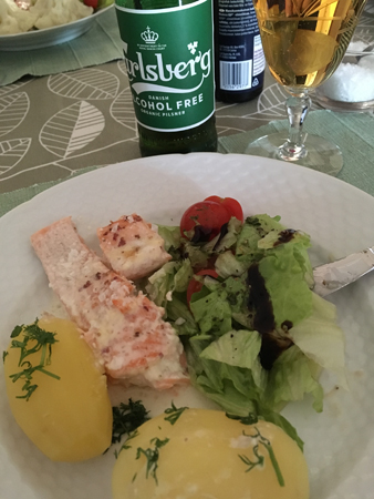 Lax med sås och potatis grönsaker alkoholfri öl