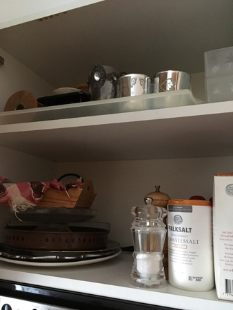 Omorganiserat skåp över micron