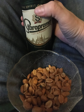 Staropramen och två sorters nötter