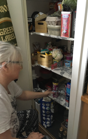 Anna börjar rensa skafferiet nerifrån och upp