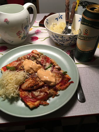 Hemgjord pizza och öl