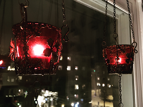 Röda ljuslyktor i köksfönstret