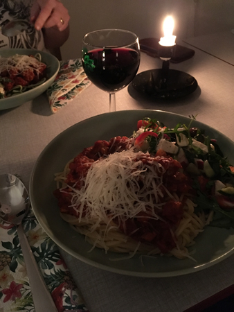 Pasta med kycklingfärssås och parmensan samt sallad och vin