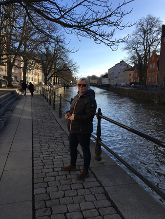 Anna på vårpromenad vid ån