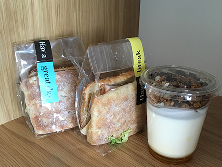 Två mackor och yoghurt med müsli