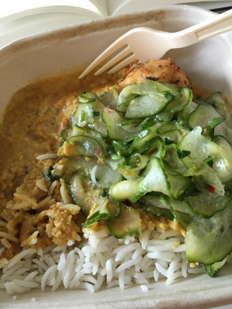 Kyckling i jordnötssås och pressgurka